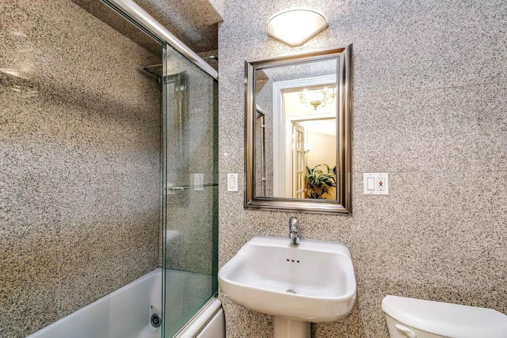 Brownstone In Gold Coast Apartment Chicago Exterior photo